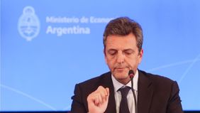 Massa afila la daga fiscalista, endulza con alivios y tiende la Mesa de Enlace