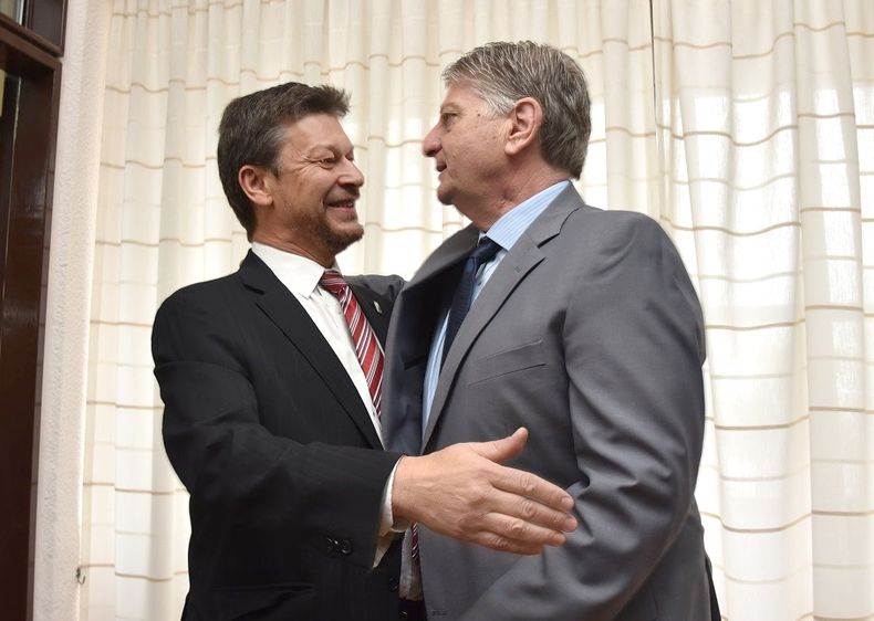 El abrazo entre el rector de la UNLPam Oscar Alpa y el gobernador Sergio Ziliotto: el Ejecutivo pampeano teje alianzas con la Universidad y el movimiento cooperativo.
