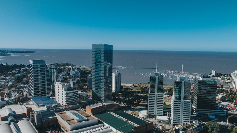 World Trade Center, la icónica torre del Círculo Rojo en Montevideo donde Mercado Libre tiene oficinas.