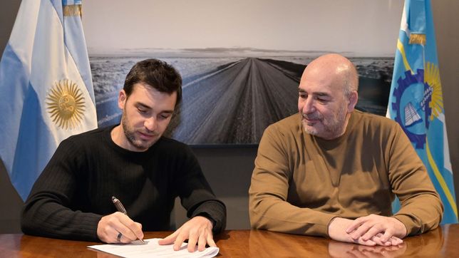 Ignacio Torres junto al secretario electoral de Chubut, Alejandro Tulio.