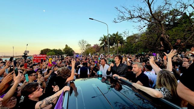Javier Milei ante una multitud junto al gobernador Rogelio Frigerio en la visita presidencial a Entre Ríos.