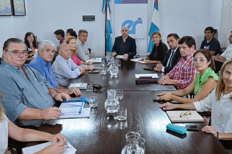 Mariano Camoirano, secretario de Trabajo de Entre Ríos, presidiendo la última reunión paritaria con los líderes sindicales.
