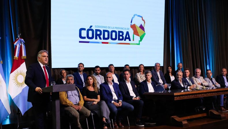Martín Llaryora y funcionarios en el anuncio de licitación de Autopista 19.