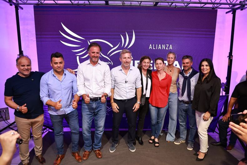 Rogelio Frigerio celebró el triunfo de La Libertad Avanza en Entre Ríos junto a los candidatos.