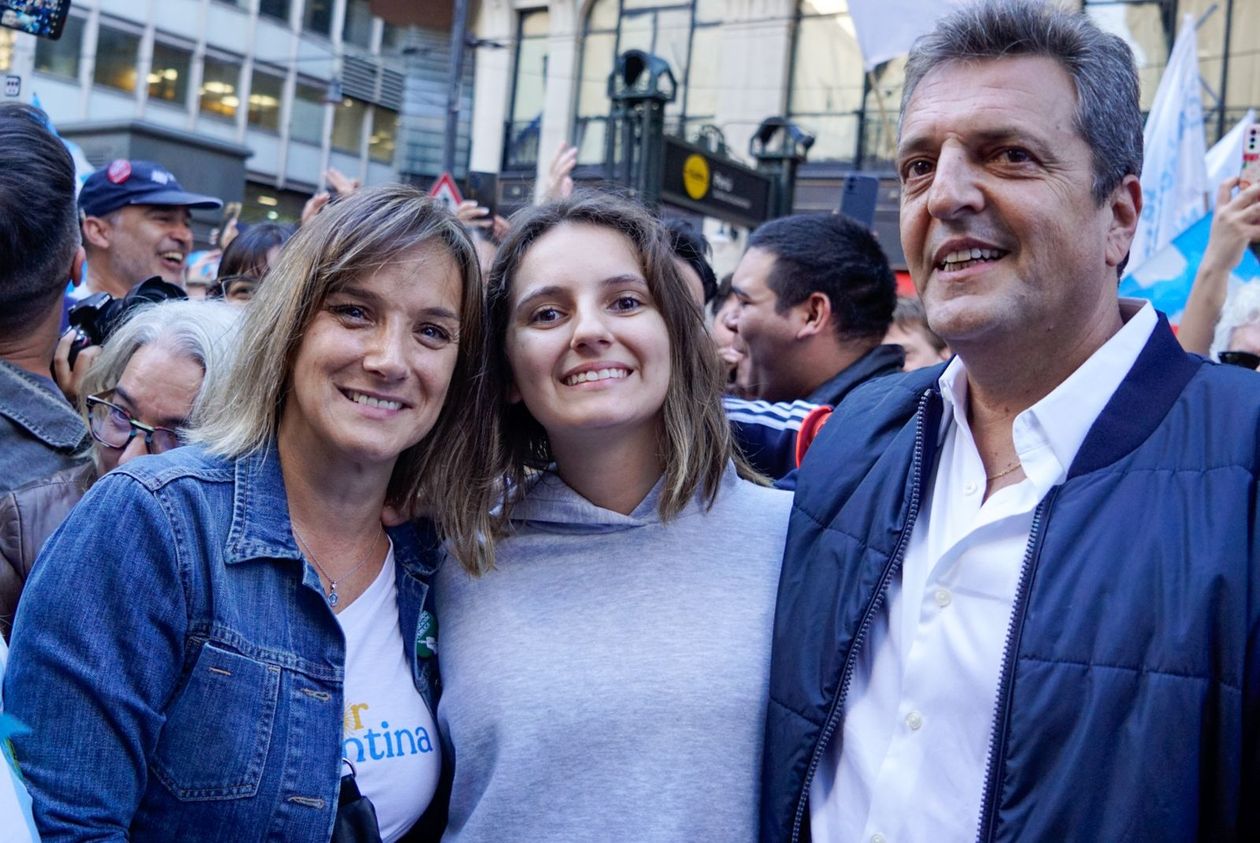 Malena Galmarini y Sergio Massa junto a su hija en la marcha universitaria.
