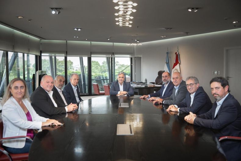 Martín Llaryora con los representantes del G6 de Córdoba, el pasado 15 de diciembre.&nbsp;