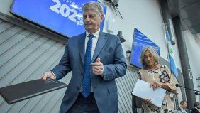 El gobernador de La Pampa, Sergio Ziliotto, en la Legislatura junto a la vice Alicia Mayoral que lo releva en estos días de licencia. FOTO: www.radiokermes.com