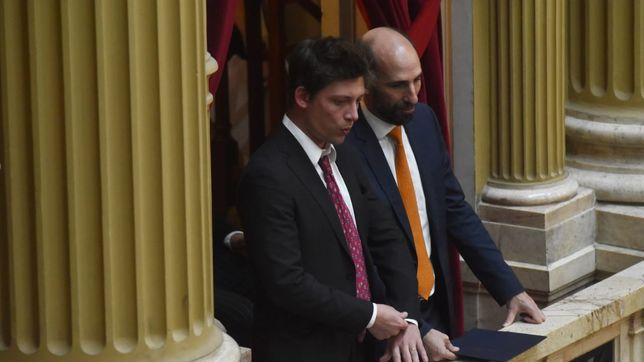 Santiago Caputo y José Rolandi, encargado de negociar la ley ómnibus y el paquete fiscal en el Senado.&nbsp;