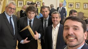 Milei con legisladores radicales en la Casa Rosada.