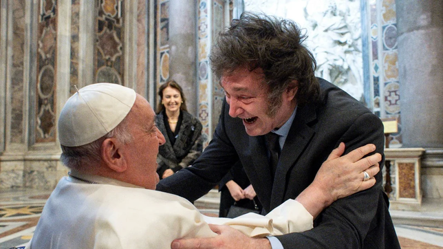 Javier Milei abraza al Papa Francisco en su primer encuentro en el Vaticano Télam