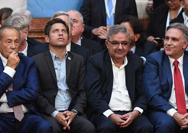 Los gobernadores Axel Kicillof (Buenos Aires), Raúl Jalil (Catamarca) y Martín Llaryora (Córdoba), junto al expresidente Adolfo Rodríguez Saá. 