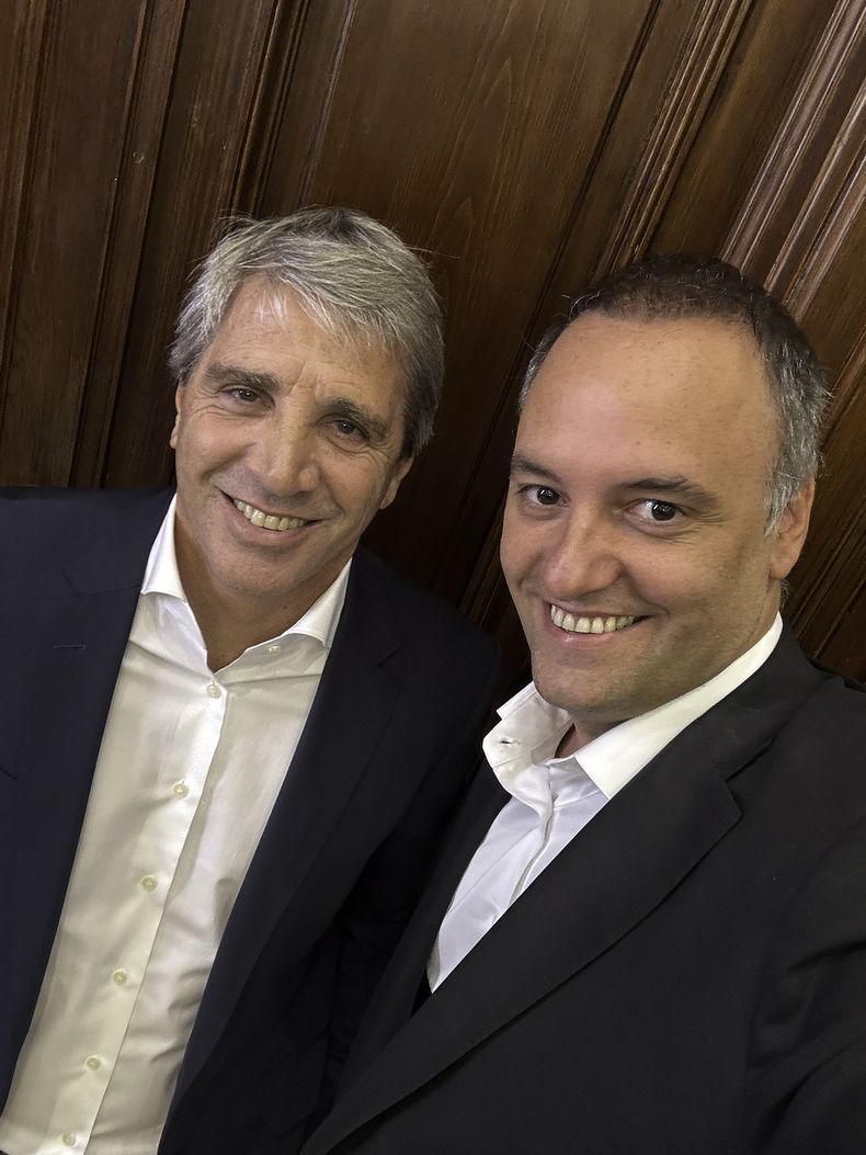 Caputo y Adorni anunciaron la baja de retenciones.