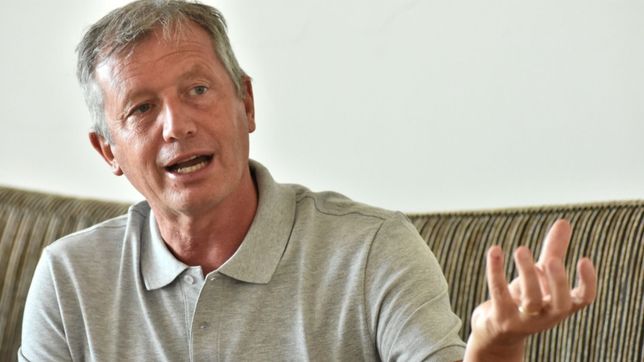 monzo puso segunda: empapela buenos aires montado al dialogo