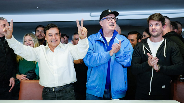 Carlos Rovira con los dedos en V junto al gobernador Hugo Passalacqua y el vice Lucas Romero Spinelli.