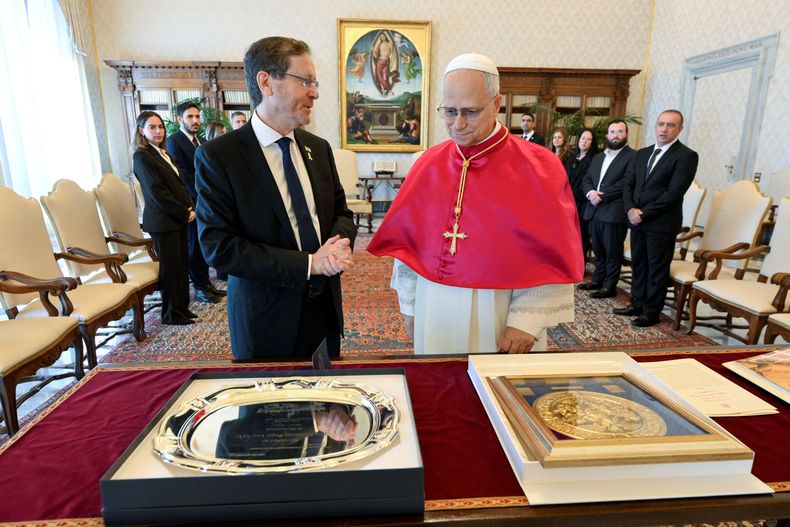El papa León XIV y el presidente israelí Isaac Herzog