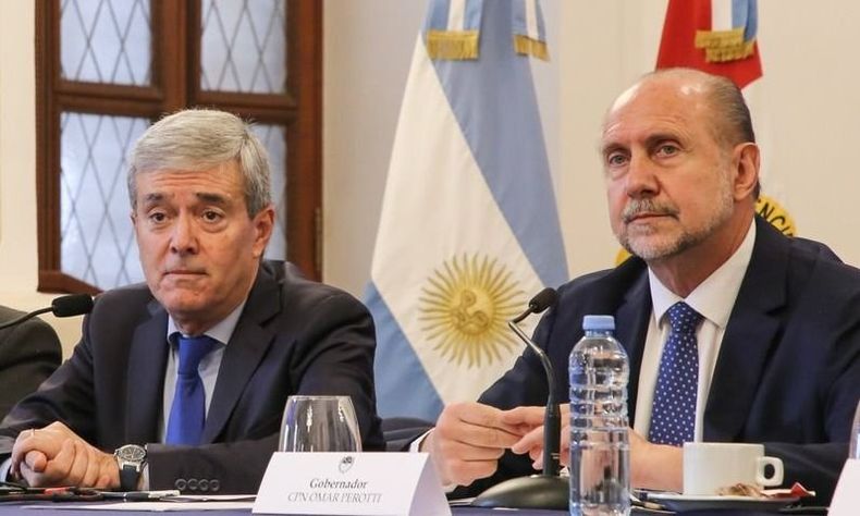 El ministro de Economía, Walter Agosto y el gobernador Omar Perotti armaron un plan de pagos temporal.&nbsp;