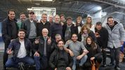 Sukerman (sentado adelante), Marcelo Lewandowski (parado) con un grupo de militantes tras el acto.