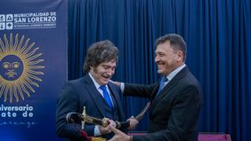 Leonardo Raimundo, intendente de San Lorenzo, entregando una réplica del sable corvo de San Martín a Javier Milei