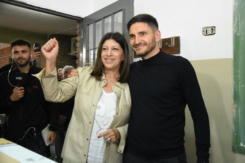 Clara García votó acompañada de Maximiliano Pullaro