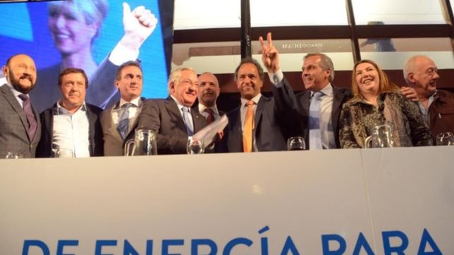 scioli alerto a los gobernadores petroleros: ?macri quiere ir por ypf?