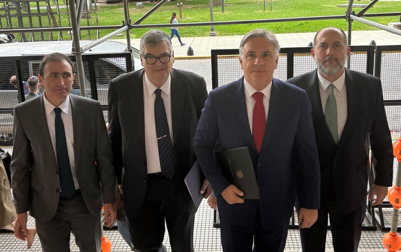 Martín Llaryora y equipo, antes de la audiencia de la Corte Suprema