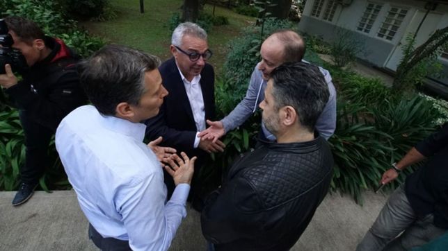 maximo k. monta una enfermeria para sanar heridos del desembarco