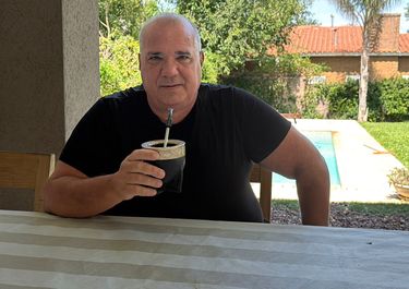 Julián Galdeano, disfrutando del patio de su casa ubicada en la localidad santafesina de Funes