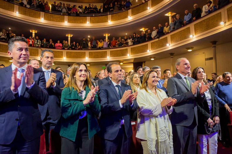 Figuras del gabinete de Martín Llaryora asistieron a la asunción de Guillermo de Rivas en Río Cuarto.