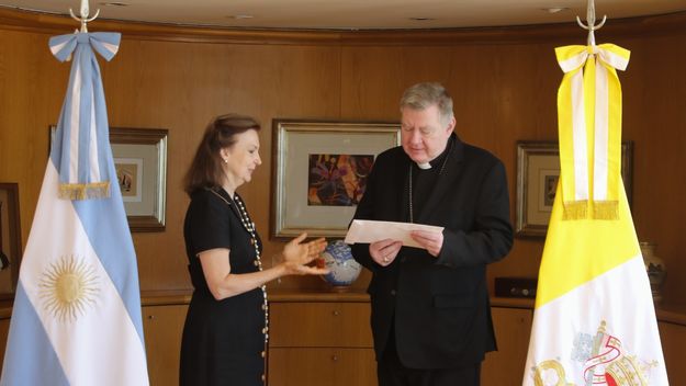 Diana Mondino con el nuncio apostólico Miroslaw Adamczyk