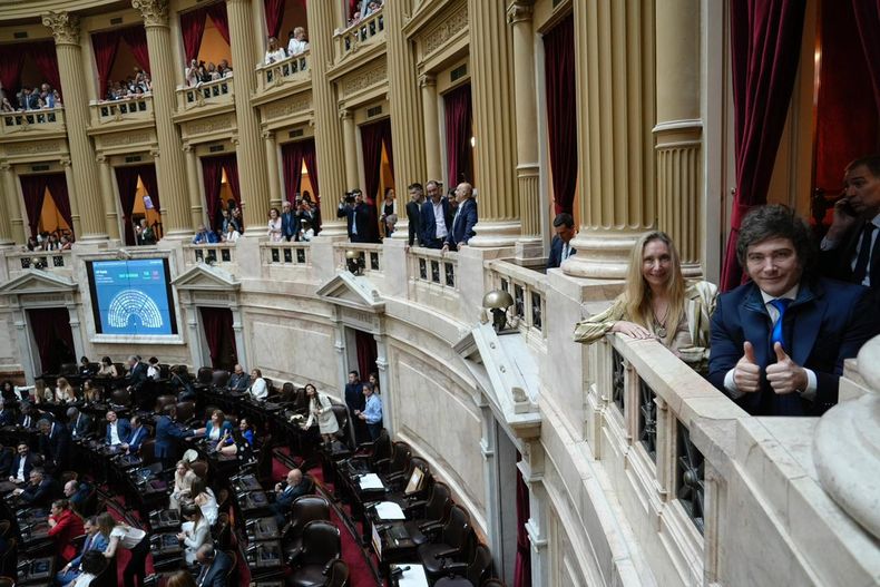 Javier Milei con su hermana, en Diputados.&nbsp;