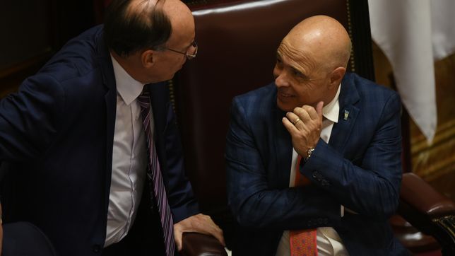 Bartolomé Abdala (La Libertad Avanza) habla con Pablo Blanco (UCR). 