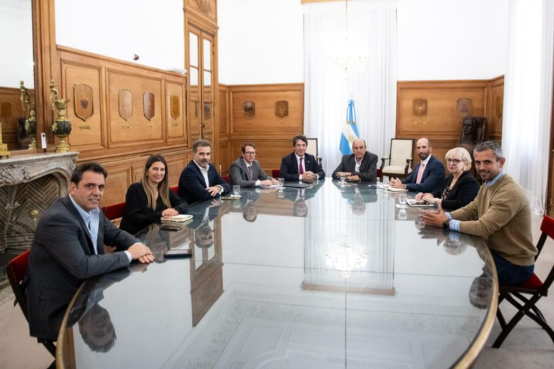 Nicolás Posse y Guillermo Francos, con autoridades del PRO en la Cámara de Diputados. Debatieron sobre el pacto fiscal, que tiene la reforma de Ganancias.&nbsp;