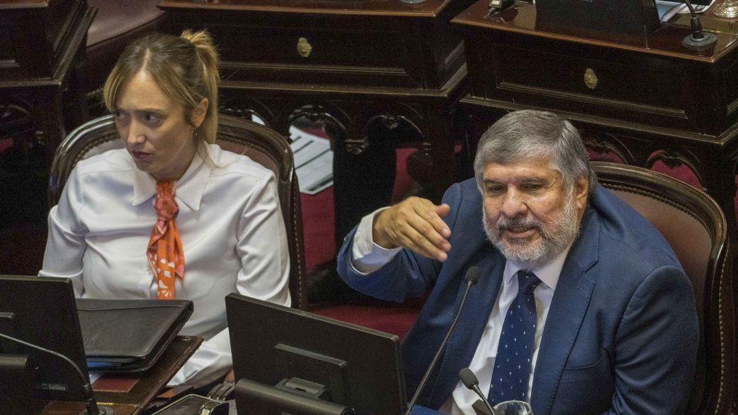 Anabel Fernández Sagasti y José Mayans en el Senado.