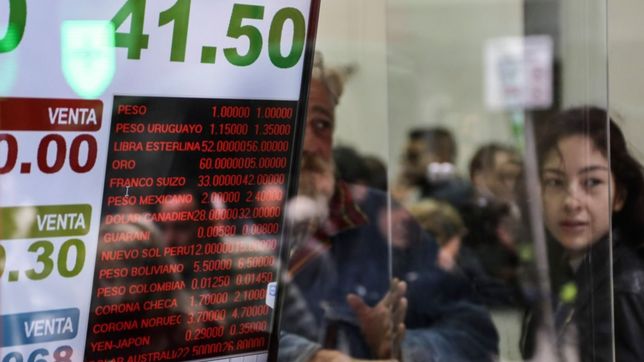 imparable, el dolar cerro por encima de los $42 en el banco nacion