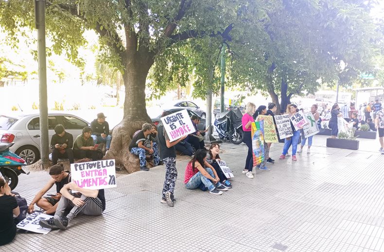 Fila de la pobreza en la vereda del Ministerio de Capital Humano.