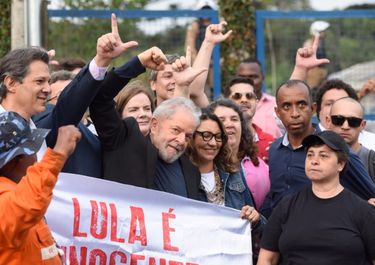 Una multitud festejó la liberación de Lula y espera expectante sus palabras