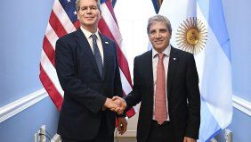 Toto Caputo y Scott Bessent sellan un acuerdo de ayuda financiera.