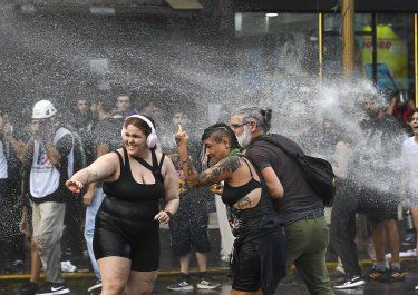Hubo incidentes frente al Congreso en la marcha contra la reforma laboral: piedrazos, gases y detenidos