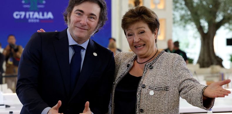 Javier Milei y Kristalina Georgieva en la cumbre del G7. (Foto: Reuters)