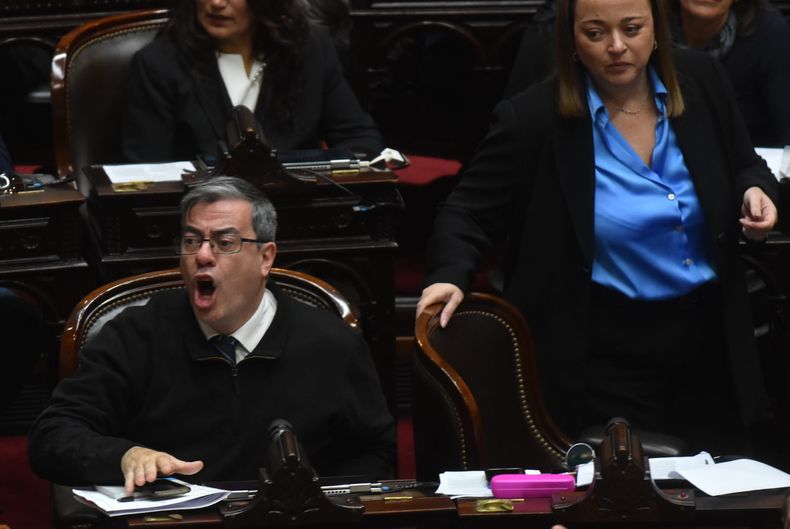 Germán Martínez y Cecilia Moreau de UP, durante la derrota por jubilaciones.&nbsp;