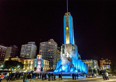Las obras en el Monumento a la Bandera volvieron a paralizarse luego de que el gobierno de Javier Milei discontinuará el pago de los trabajos.