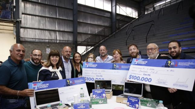 insaurralde entrego subsidios y computadoras a 90 centros de jubilados