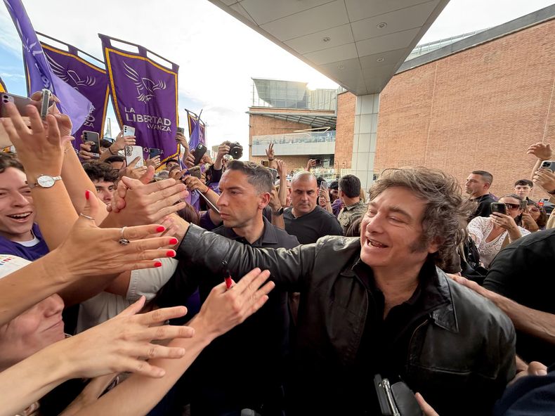 Javier Milei fue recibido por militantes que coparon el ingreso del hotel Quinto Centenario, en Córdoba