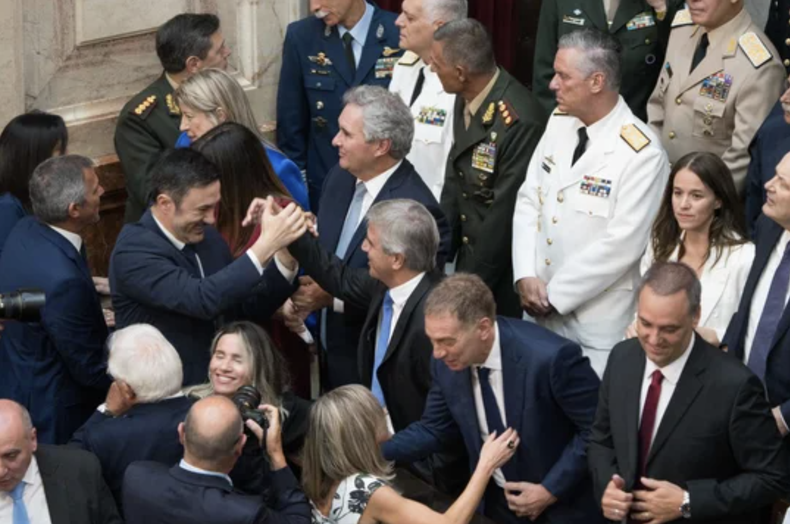 El gabinete de Javier Milei, exultante en el Congreso.