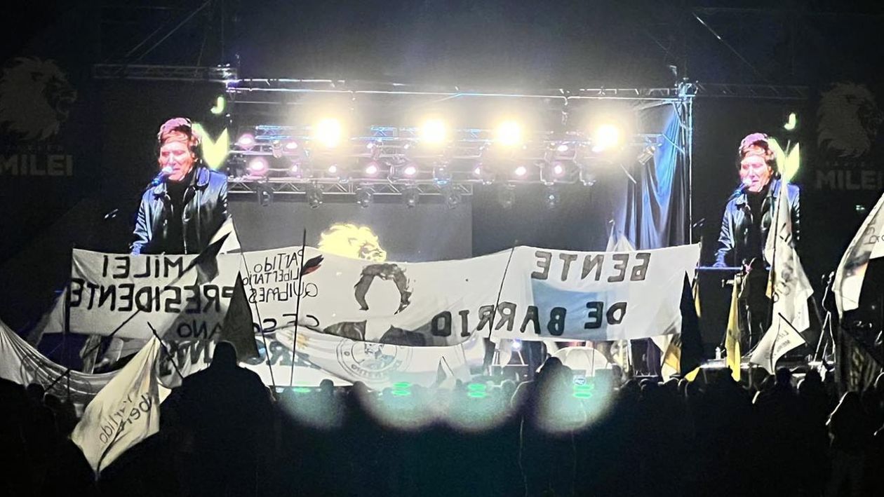 Javier Milei durante el acto en la cancha de El Porvenir