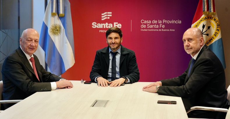 El gobernador de Santa Fe, Maximiliano Pullaro, junto a sus antecesores Omar Perotti y Antonio Bonfatti, reclamaron la deuda previsional que mantiene Nación con la provincia. 