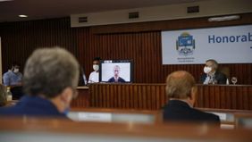Aislado por covid, Valenzuela cuestionó la vacunación VIP