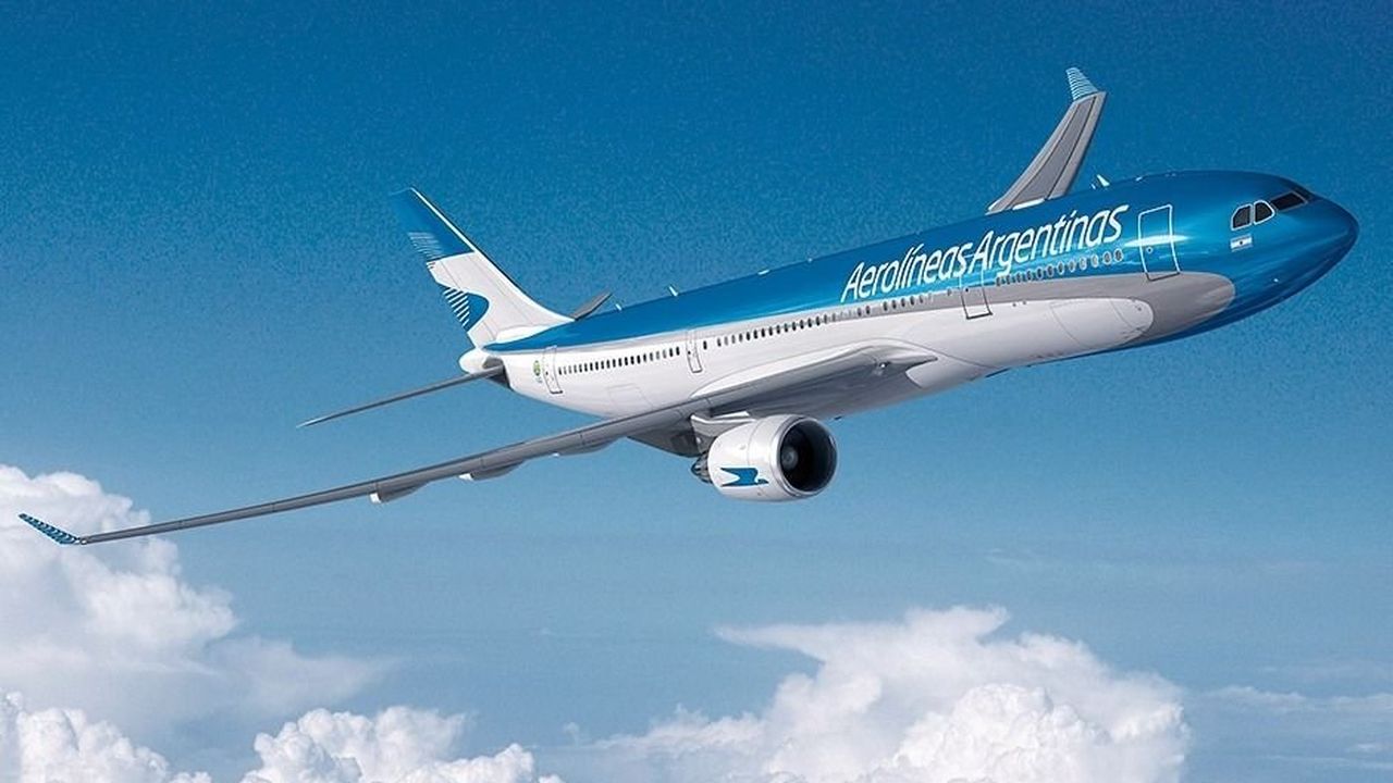 Fernández avala las suspensiones y podas salariales que negocia Aerolíneas