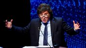 milei agita el bidon de nafta y el gobierno se resigna a un dolar a $1000