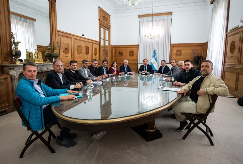 Reunión de Gabriel Bornoroni con intendentes de Córdoba